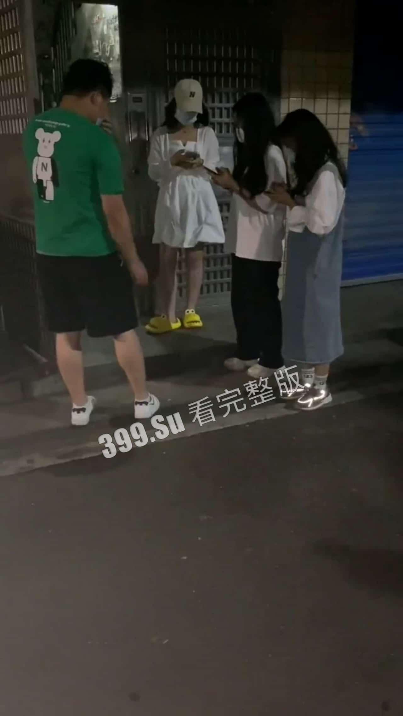 扫街 爱你孤身走暗巷，爱你不贵的模样。戰嗎？戰啊！  第4张