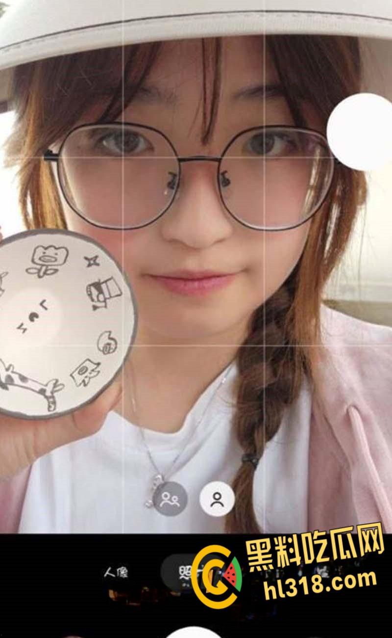 广西柳州反差眼镜妹，在校期间到处勾搭帅哥，多次跟学长出去开房3P，完美露脸母狗属性十分淫荡！  第1张