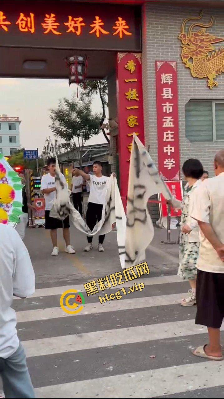 辉县市孟高中学 15岁女孩因军训意外去世 家长校门口拉横幅摆花圈！  第8张