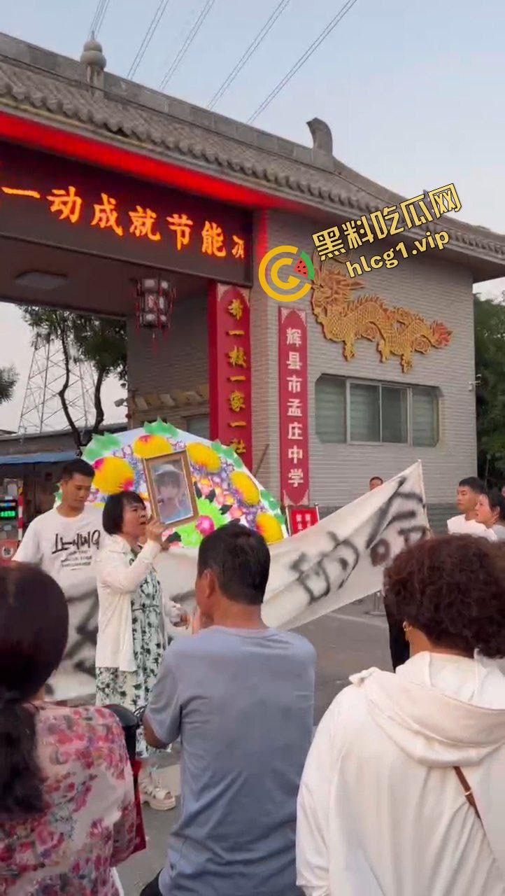 辉县市孟高中学 15岁女孩因军训意外去世 家长校门口拉横幅摆花圈！  第9张