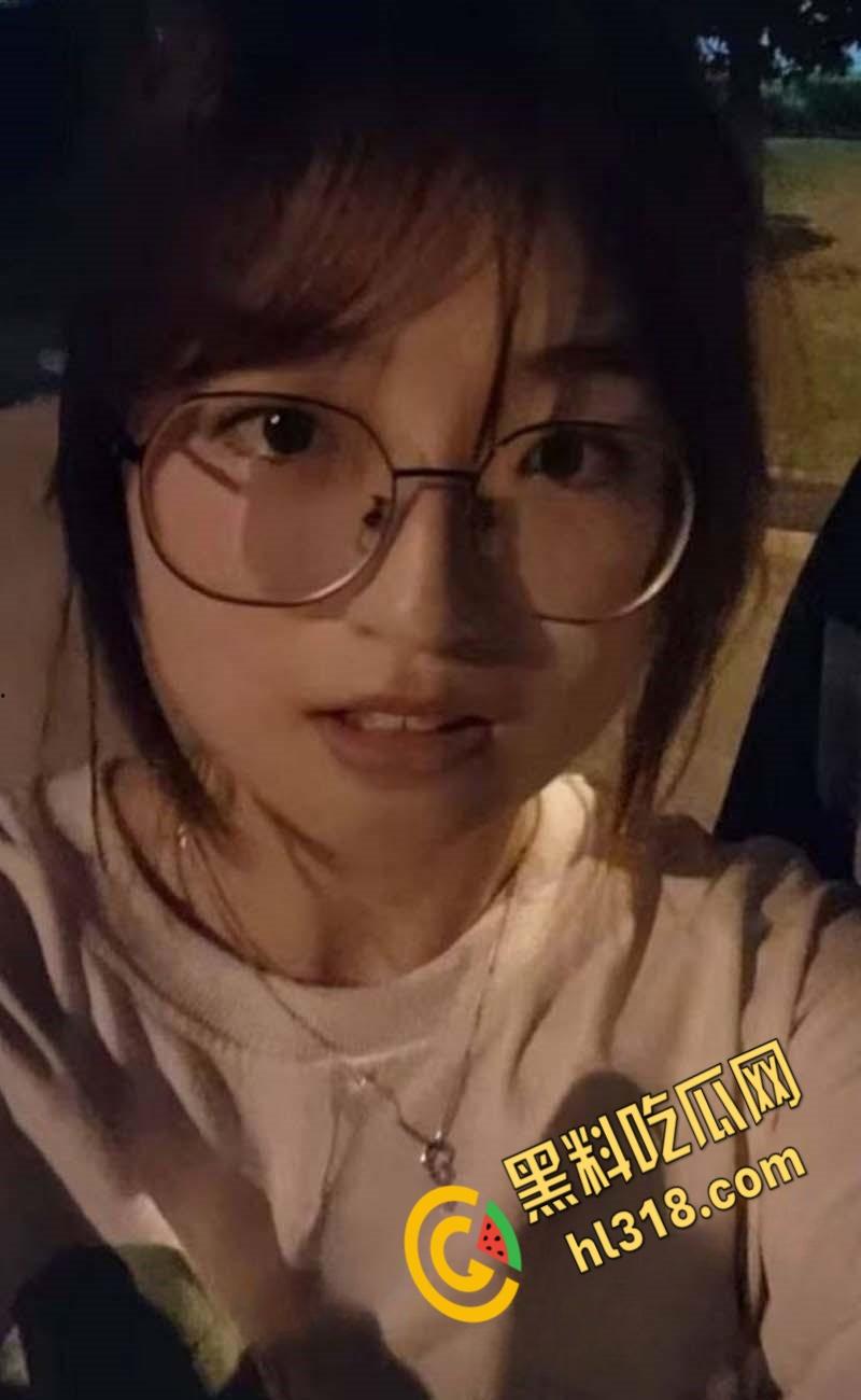 广西柳州反差眼镜妹，在校期间到处勾搭帅哥，多次跟学长出去开房3P，完美露脸母狗属性十分淫荡！  第3张