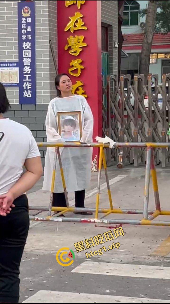 辉县市孟高中学 15岁女孩因军训意外去世 家长校门口拉横幅摆花圈！  第11张