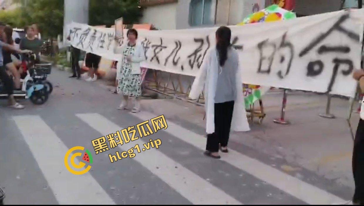 辉县市孟高中学 15岁女孩因军训意外去世 家长校门口拉横幅摆花圈！  第12张