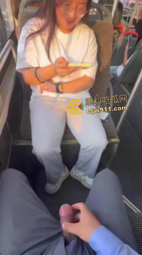 公交车惊现变态！露鸟大神对眼镜妹亮巨屌，她假装看手机实则偷录淫视频，晚上自慰有素材咯！  第7张