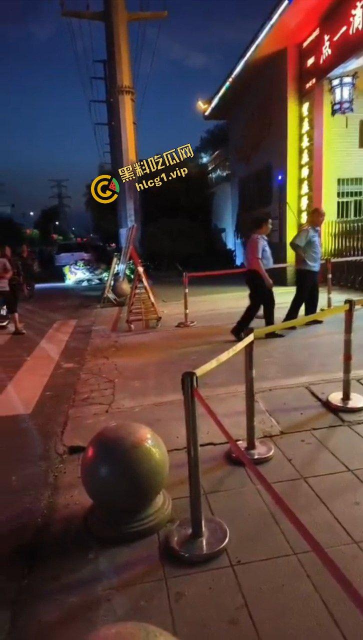 辉县市孟高中学 15岁女孩因军训意外去世 家长校门口拉横幅摆花圈！  第13张