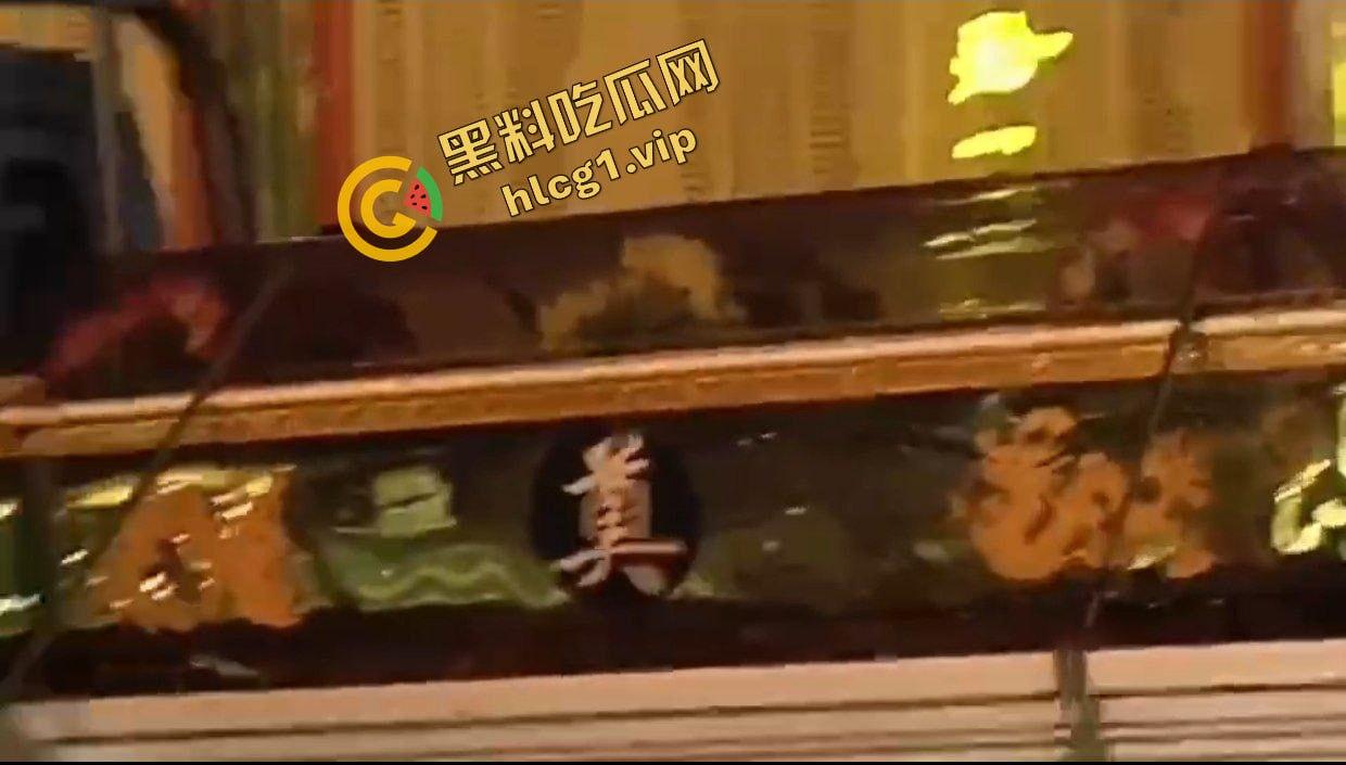 辉县市孟高中学 15岁女孩因军训意外去世 家长校门口拉横幅摆花圈！  第14张