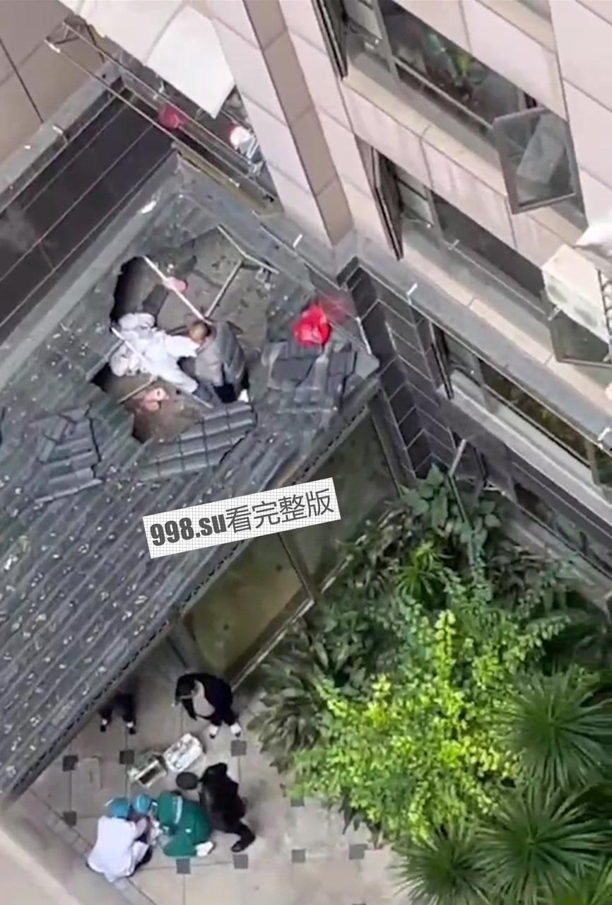 痛心！ 11.24中午，四川绵阳，桃花岛，网传一夫妻吵架，男子把孩子隔窗扔了下去，女子随后跳楼  第3张