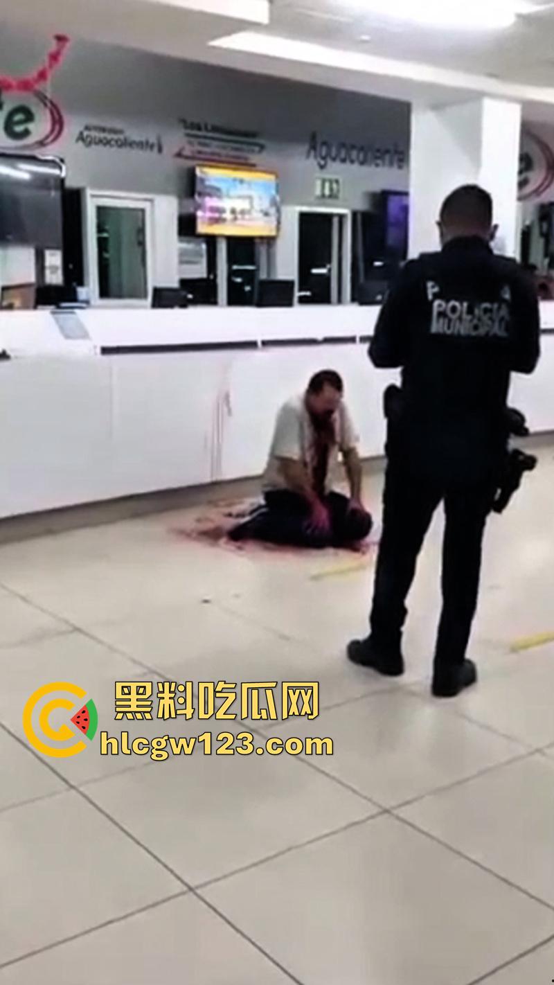 印尼医院自杀割喉，男子被医院诈骗，导致母亲病情恶化死亡，男子在医院杀医生后自杀反抗!  第1张