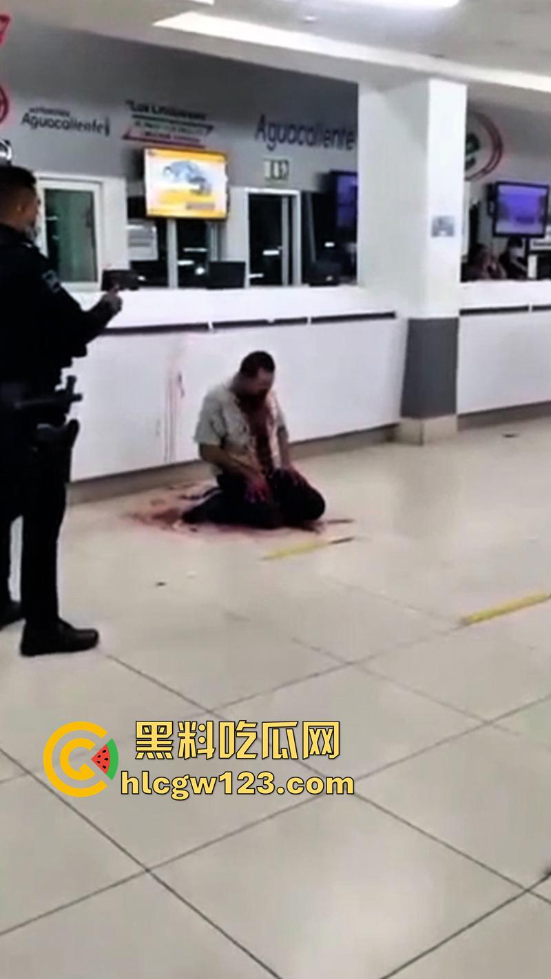 印尼医院自杀割喉，男子被医院诈骗，导致母亲病情恶化死亡，男子在医院杀医生后自杀反抗!  第2张