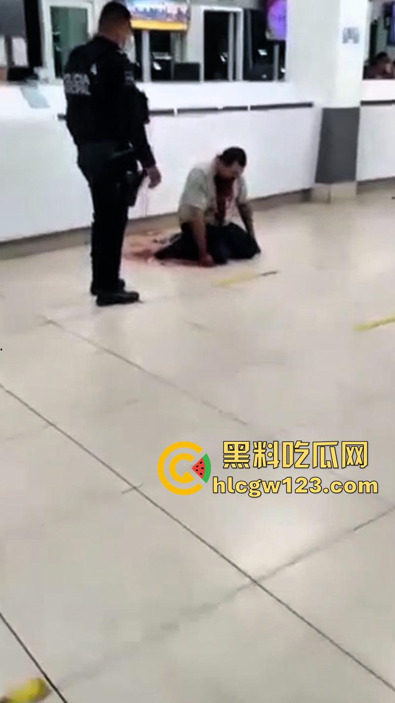 印尼医院自杀割喉，男子被医院诈骗，导致母亲病情恶化死亡，男子在医院杀医生后自杀反抗!  第3张