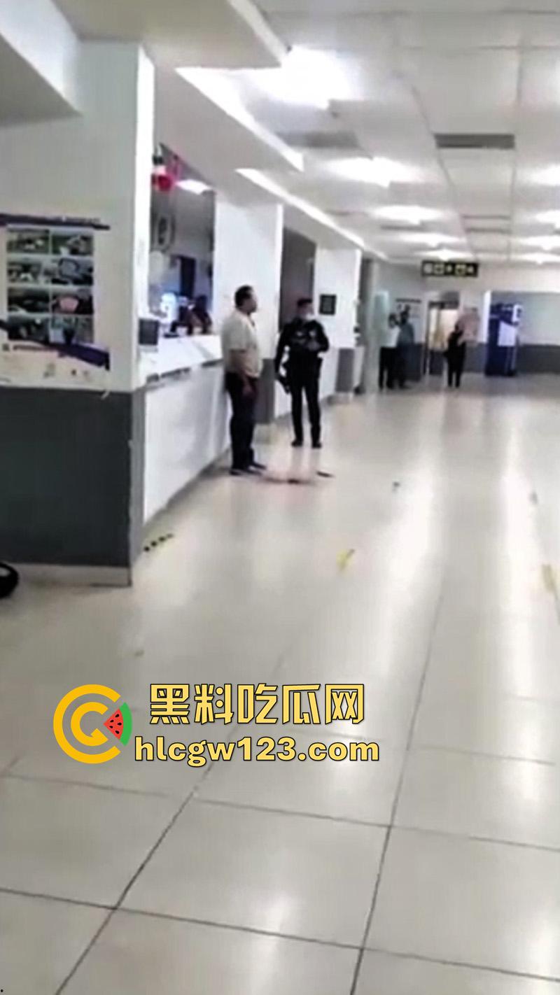 印尼医院自杀割喉，男子被医院诈骗，导致母亲病情恶化死亡，男子在医院杀医生后自杀反抗!  第4张
