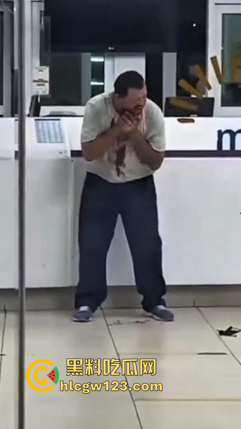 印尼医院自杀割喉，男子被医院诈骗，导致母亲病情恶化死亡，男子在医院杀医生后自杀反抗!  第6张