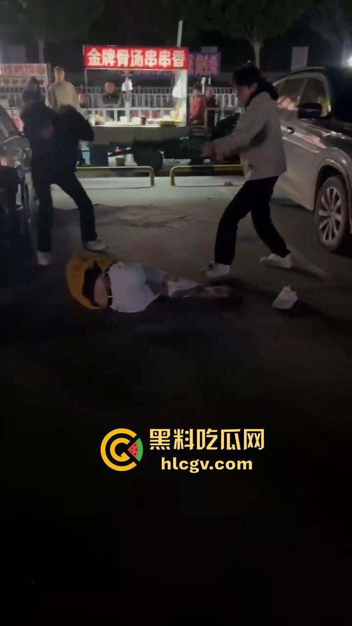 停车场上演钢管群殴！精神小伙围殴他人，结果双拳难敌四手被爆头倒地护头求饶！  第1张