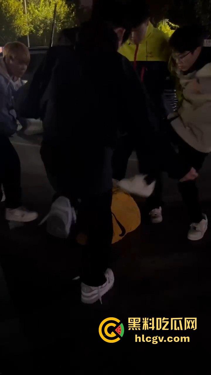 停车场上演钢管群殴！精神小伙围殴他人，结果双拳难敌四手被爆头倒地护头求饶！  第2张