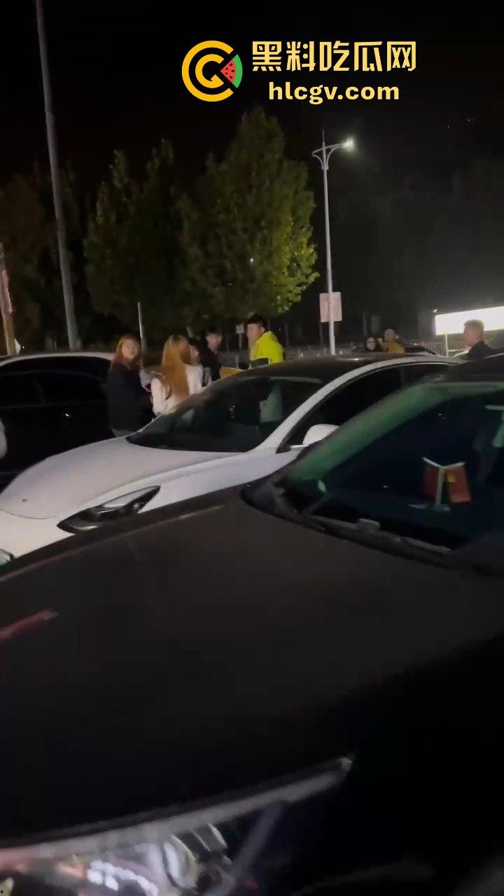 停车场上演钢管群殴！精神小伙围殴他人，结果双拳难敌四手被爆头倒地护头求饶！  第4张