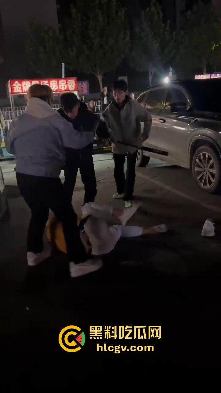 停车场上演钢管群殴！精神小伙围殴他人，结果双拳难敌四手被爆头倒地护头求饶！  第5张