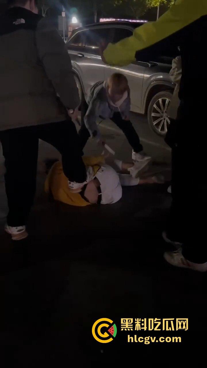 停车场上演钢管群殴！精神小伙围殴他人，结果双拳难敌四手被爆头倒地护头求饶！  第6张