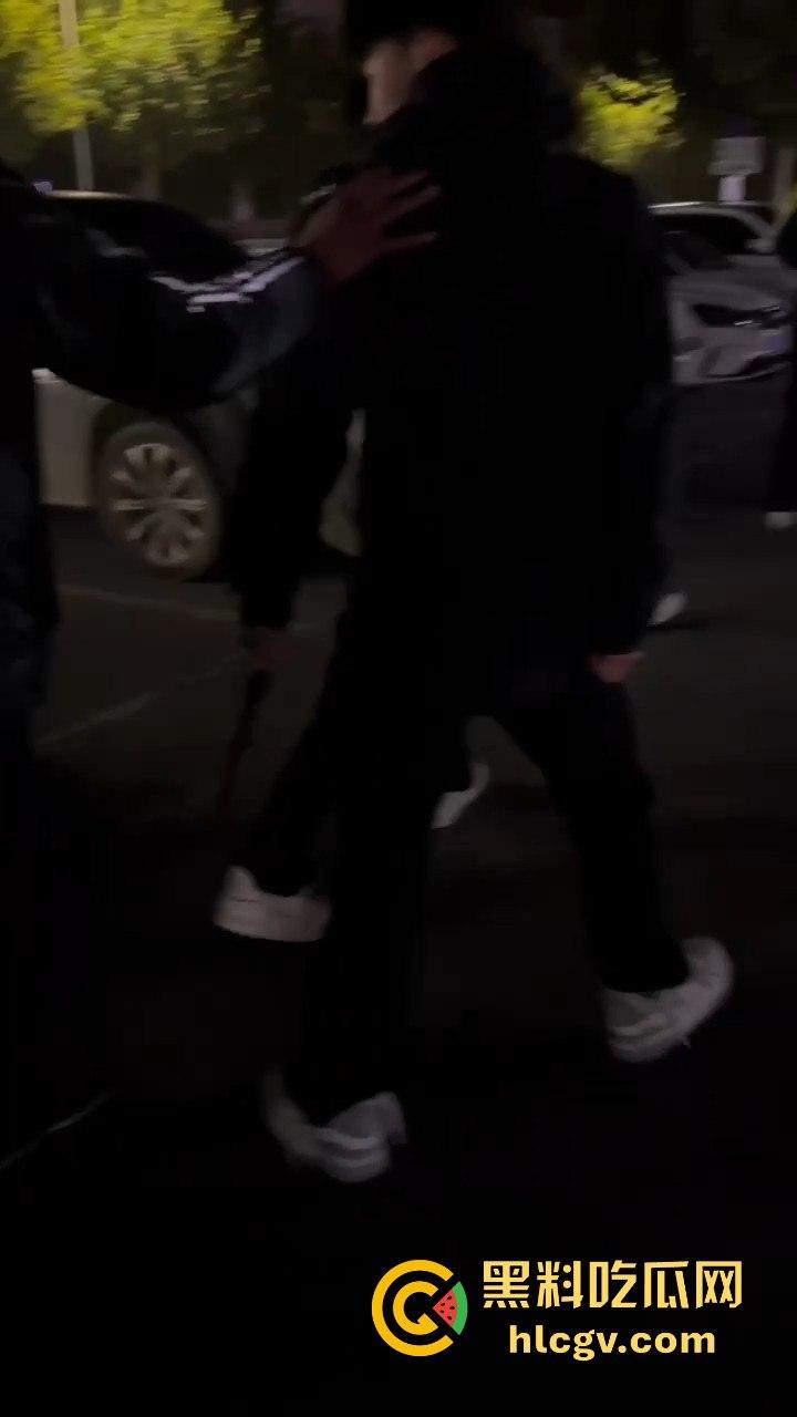 停车场上演钢管群殴！精神小伙围殴他人，结果双拳难敌四手被爆头倒地护头求饶！  第7张