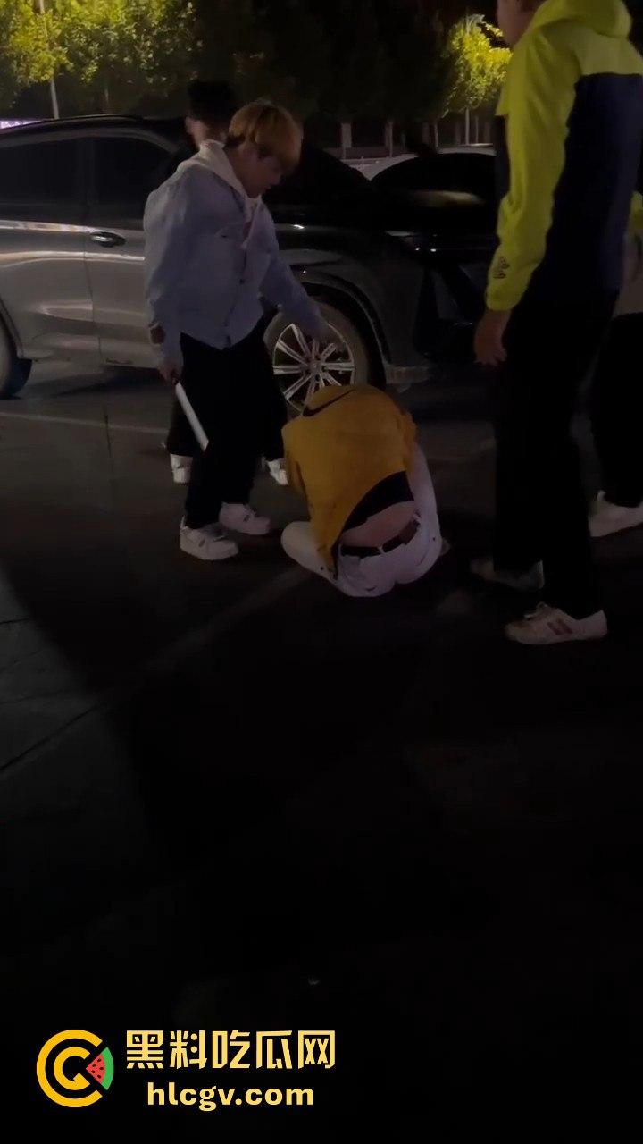 停车场上演钢管群殴！精神小伙围殴他人，结果双拳难敌四手被爆头倒地护头求饶！  第8张