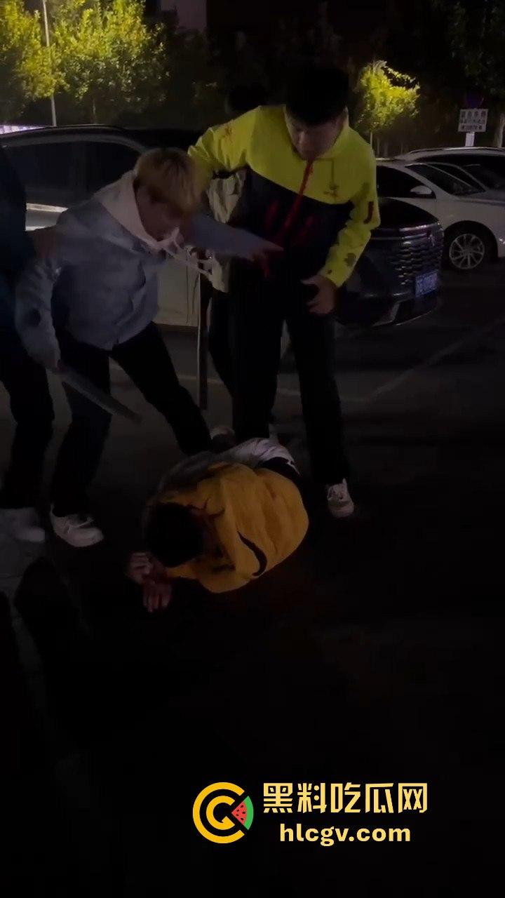 停车场上演钢管群殴！精神小伙围殴他人，结果双拳难敌四手被爆头倒地护头求饶！  第9张