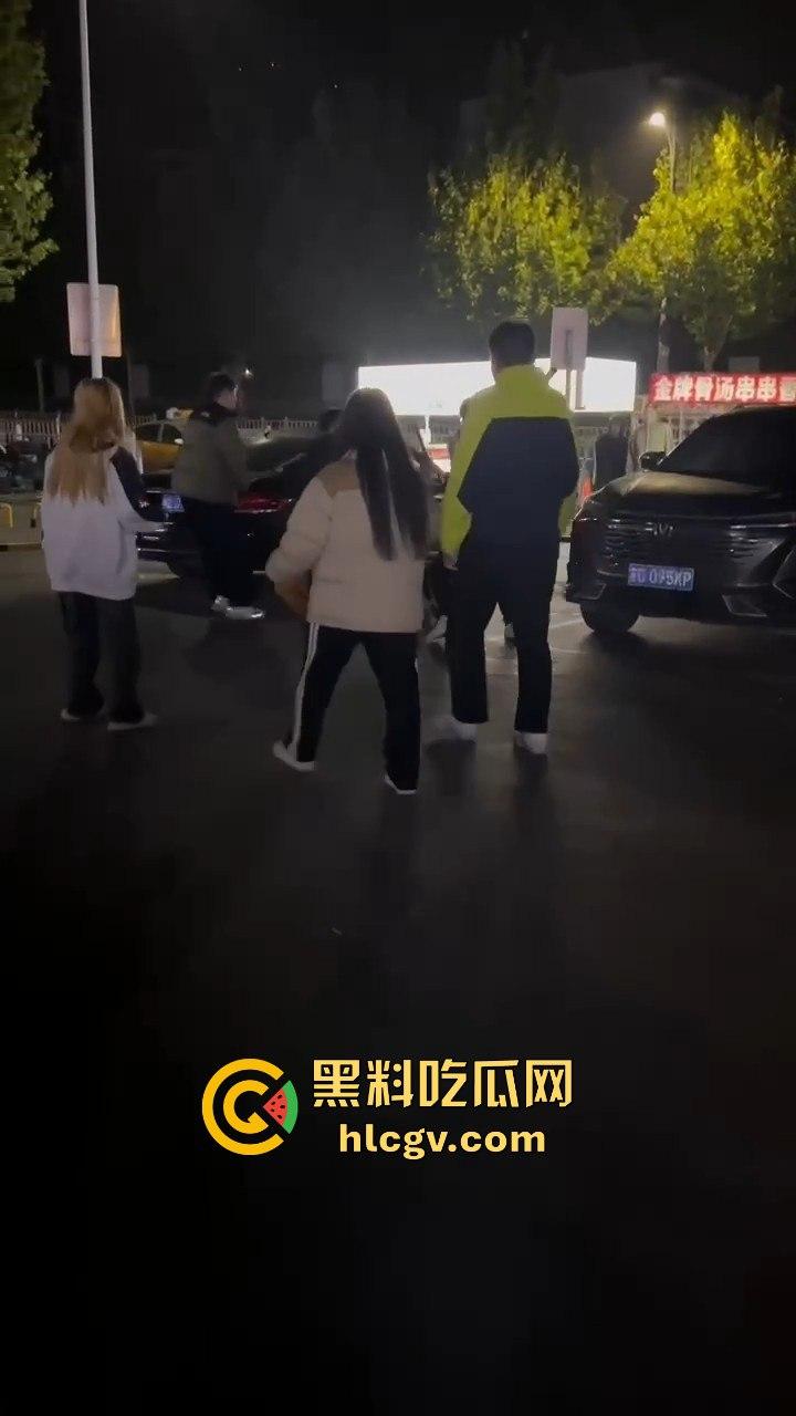 停车场上演钢管群殴！精神小伙围殴他人，结果双拳难敌四手被爆头倒地护头求饶！  第10张