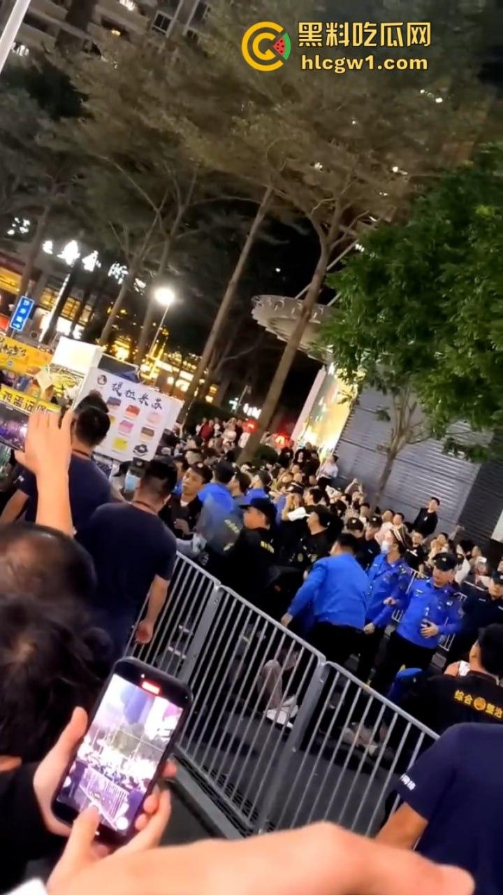 广东深圳沙井地摊被城管强行整顿 多个商贩不服管制大打出手 混乱场面视频曝光  第3张