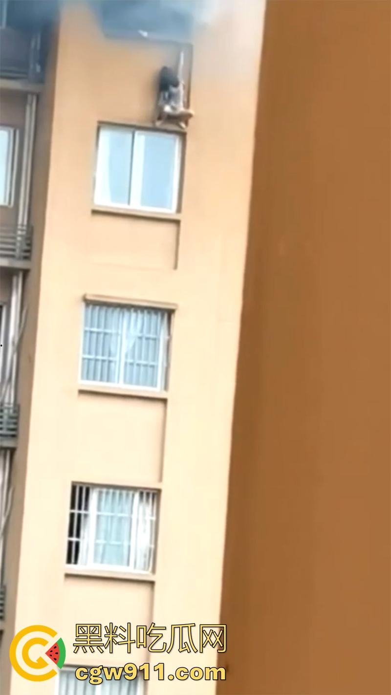 就怕蠢人灵机一动，女子和厂家理论，电瓶车电池不耐用，一气之下一脚踢翻，结果引发火灾，竟然选择跳窗？  第4张