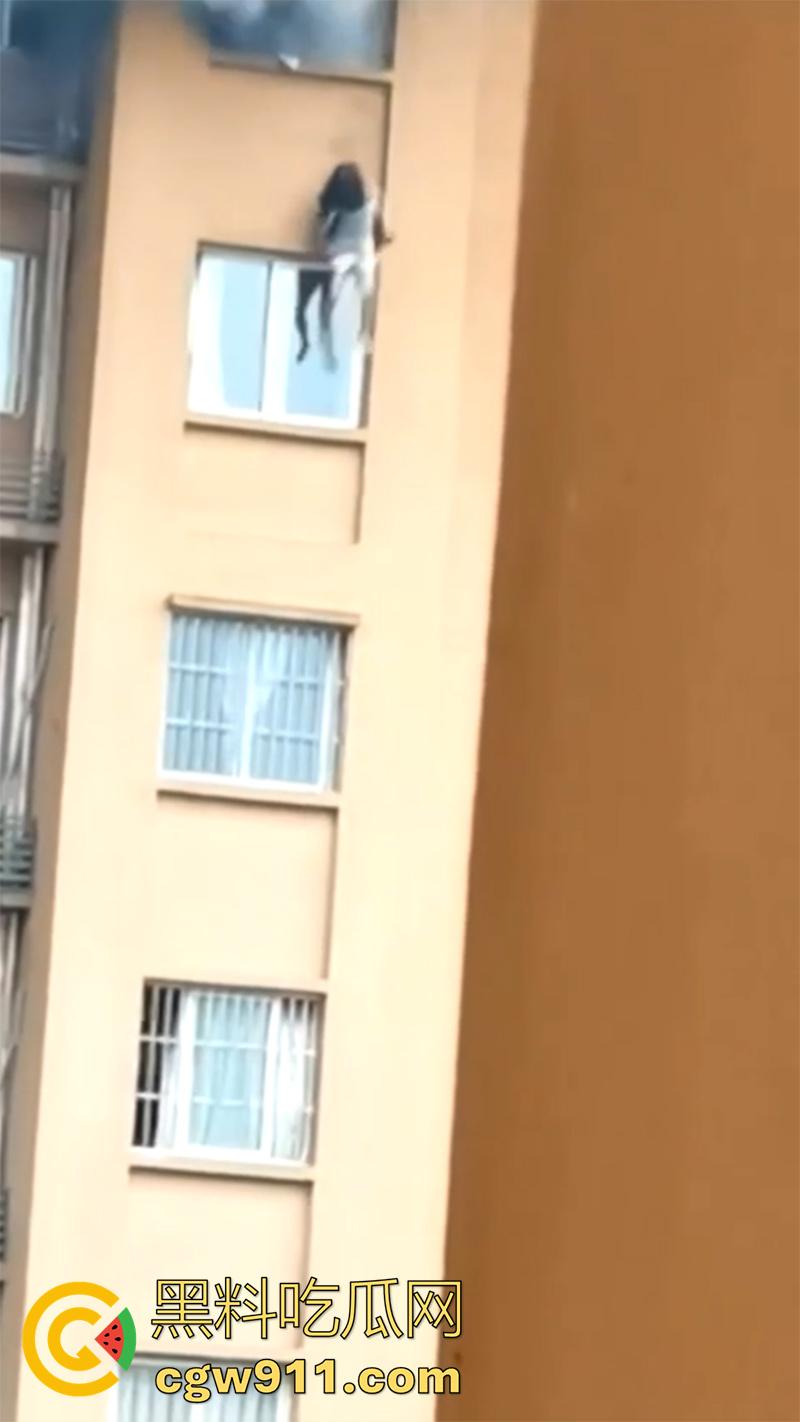 就怕蠢人灵机一动，女子和厂家理论，电瓶车电池不耐用，一气之下一脚踢翻，结果引发火灾，竟然选择跳窗？  第5张