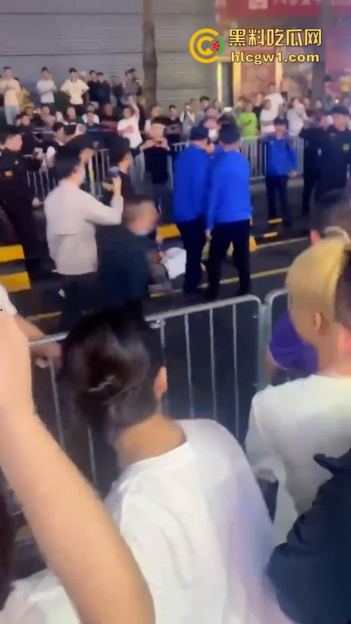 广东深圳沙井地摊被城管强行整顿 多个商贩不服管制大打出手 混乱场面视频曝光  第9张