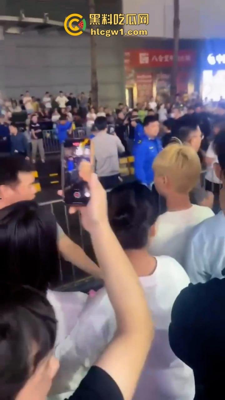 广东深圳沙井地摊被城管强行整顿 多个商贩不服管制大打出手 混乱场面视频曝光  第10张