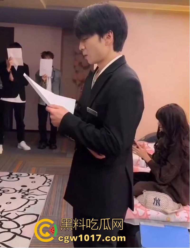 经济下行的今天KTV会所男模都变得正规化，每个言行举止都有规定，颜值只是入场券，想赚的更多那就得更努力！  第2张