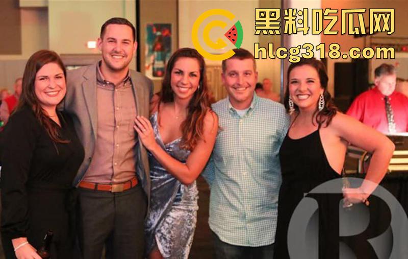 美国媚黑淫妻母狗，被绿帽老公带着和黑人群p，三根黑屌轮流抽插，前后夹击操的淫妇惨叫不断！  第1张