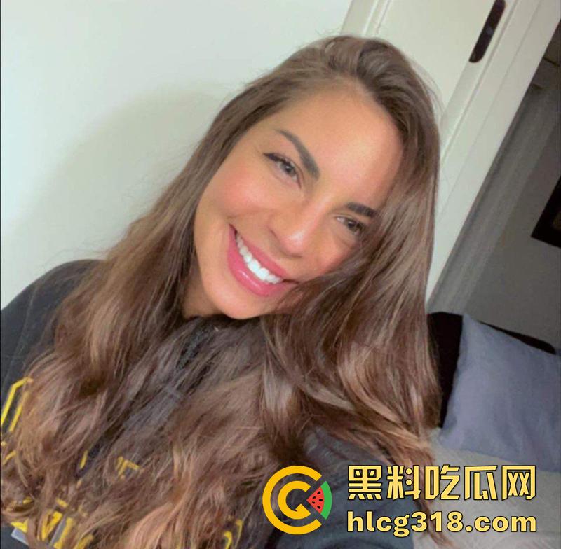 美国媚黑淫妻母狗，被绿帽老公带着和黑人群p，三根黑屌轮流抽插，前后夹击操的淫妇惨叫不断！  第2张