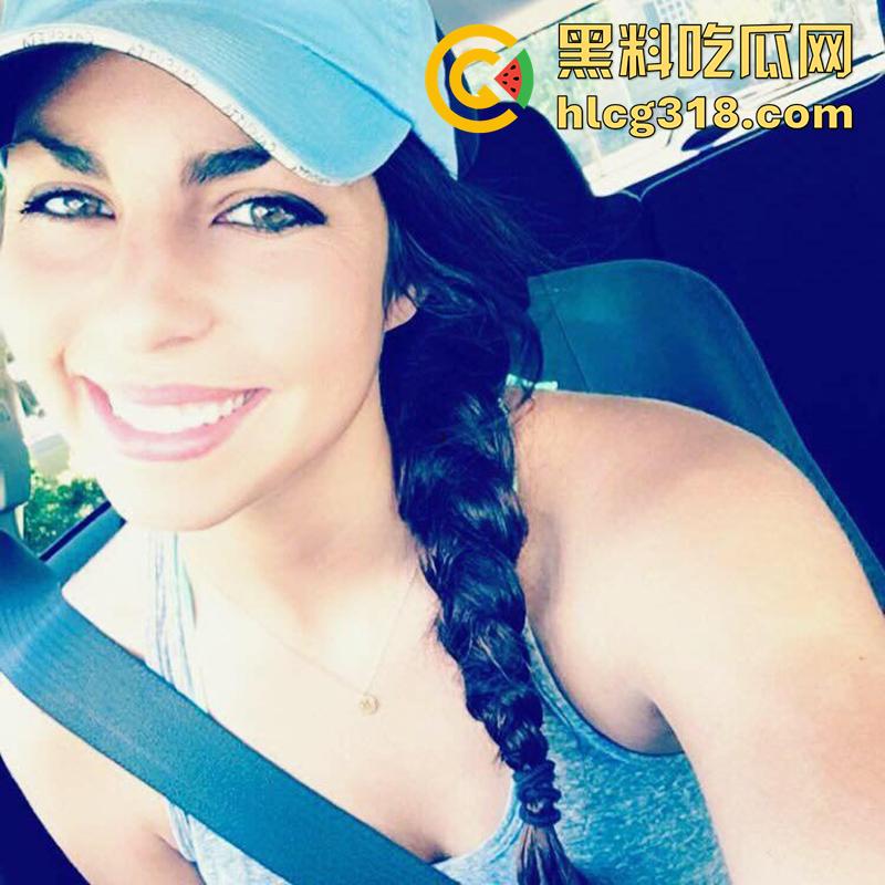 美国媚黑淫妻母狗，被绿帽老公带着和黑人群p，三根黑屌轮流抽插，前后夹击操的淫妇惨叫不断！  第4张