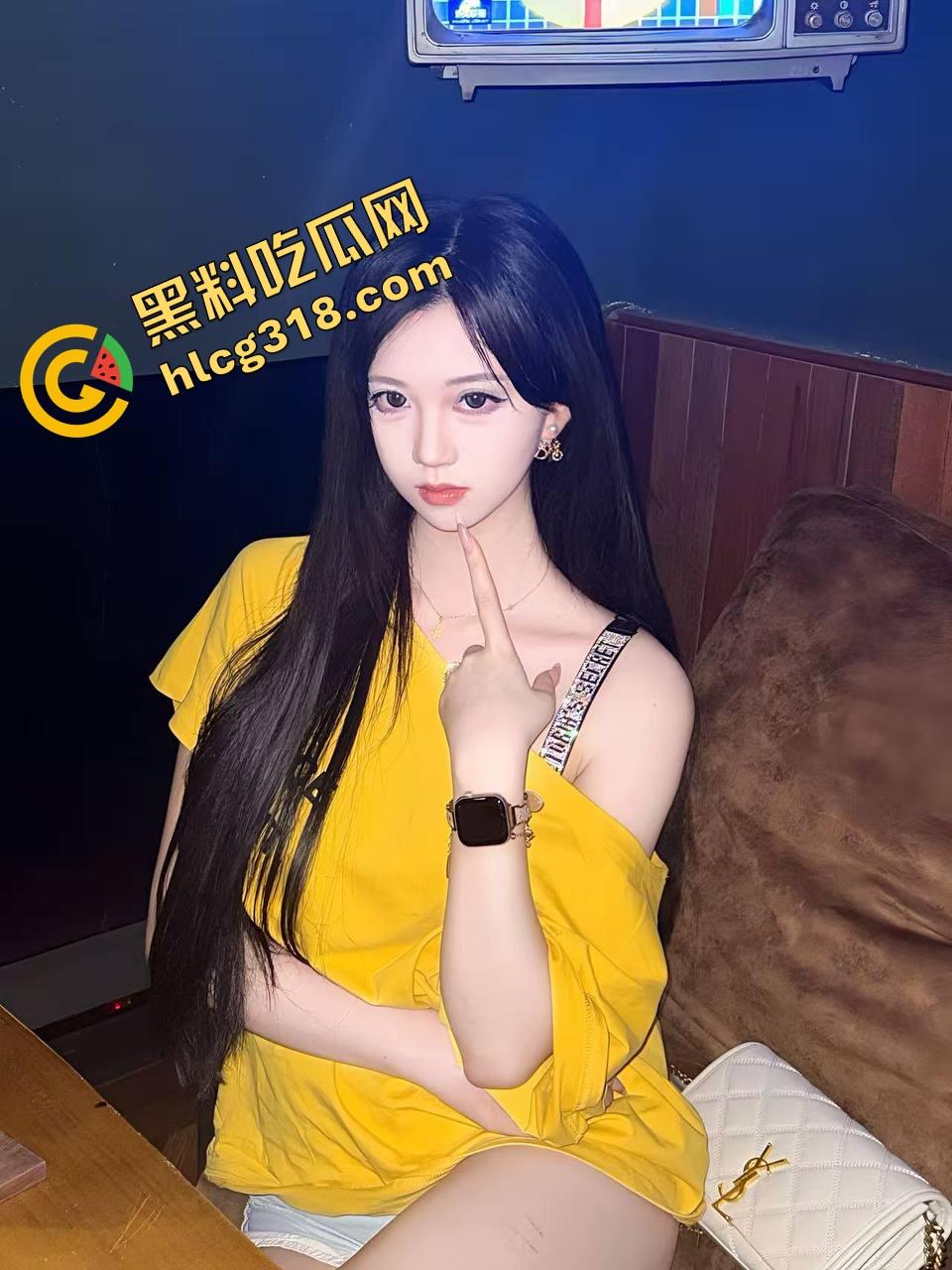 哺乳期骚娘们干起来才叫带劲，奶子又大又软，边插边薅奶头奶水猛喷，操完还得吸两口真他妈解渴！  第1张