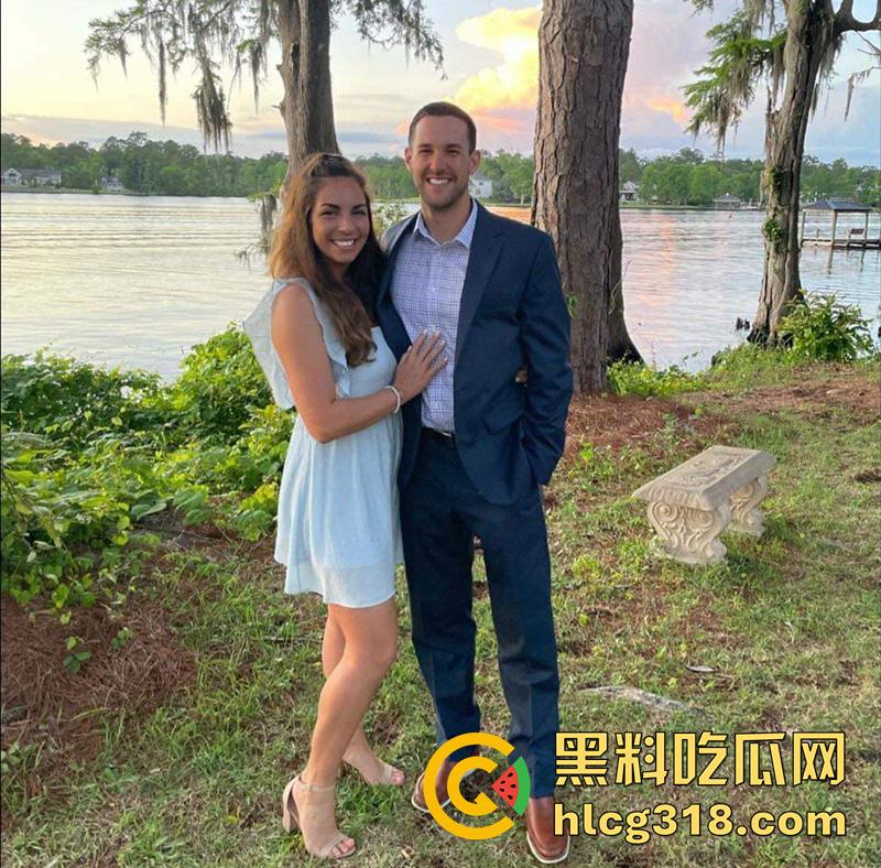 美国媚黑淫妻母狗，被绿帽老公带着和黑人群p，三根黑屌轮流抽插，前后夹击操的淫妇惨叫不断！  第5张