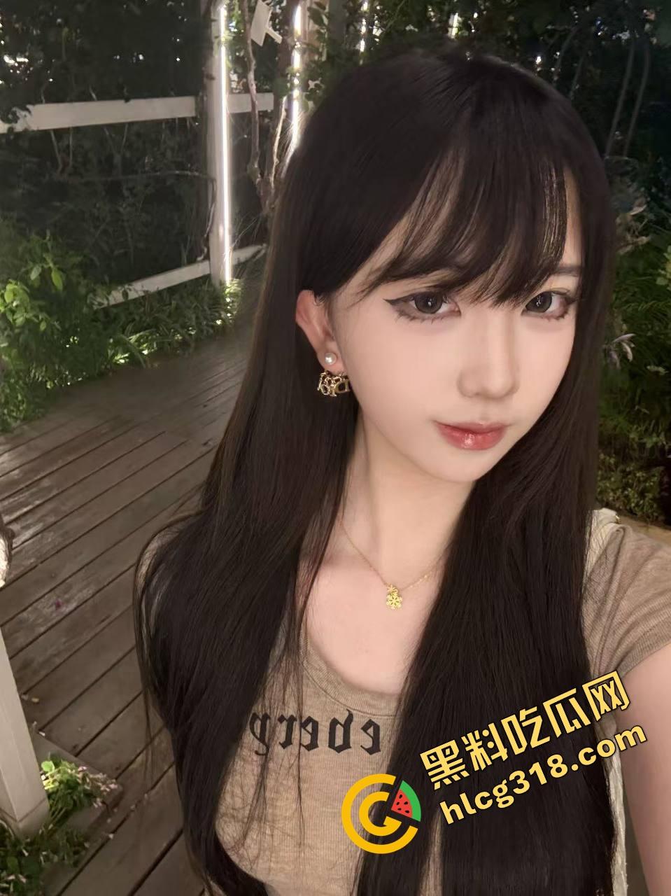 哺乳期骚娘们干起来才叫带劲，奶子又大又软，边插边薅奶头奶水猛喷，操完还得吸两口真他妈解渴！  第2张