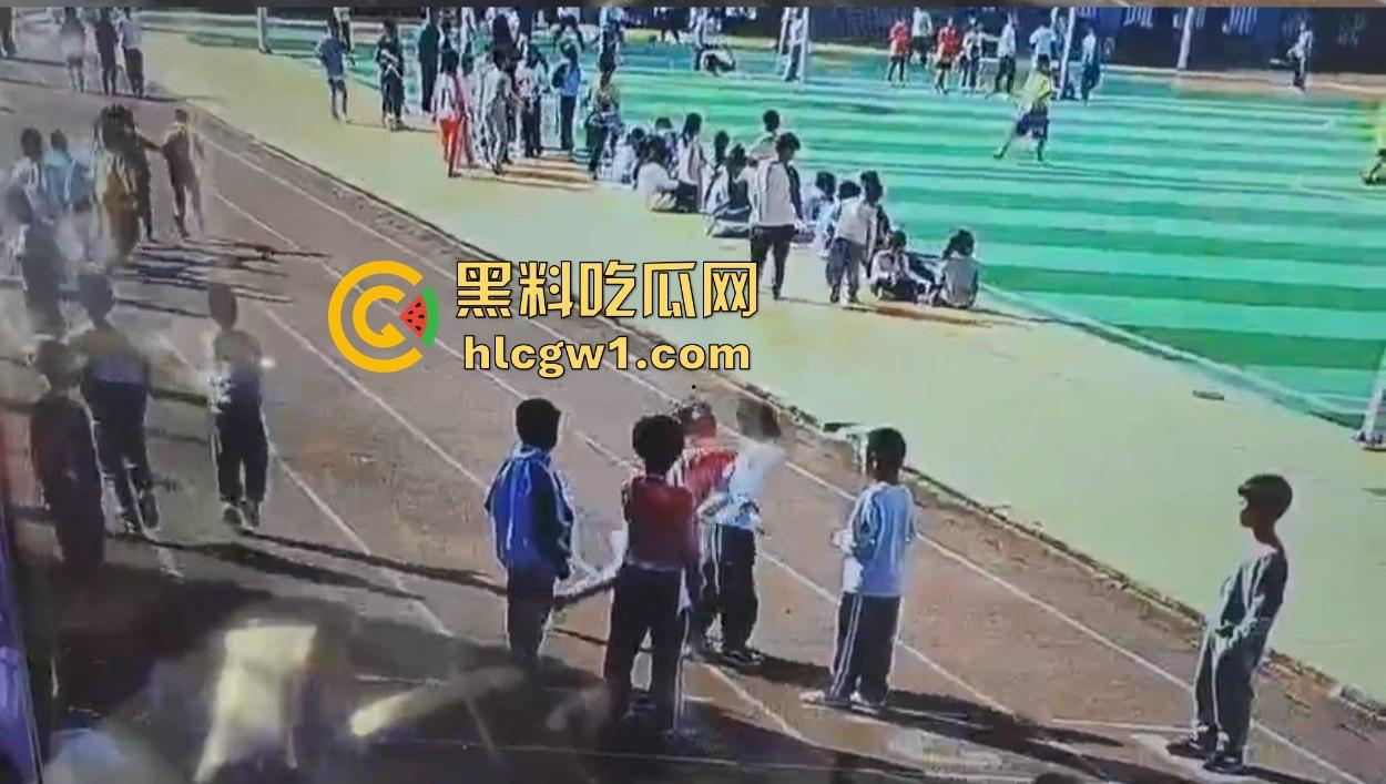 河北承德小学惊现暴力小萝莉！操场上猛踢同班男孩，下脚毫不留情，果然小小年纪就带劲！  第1张