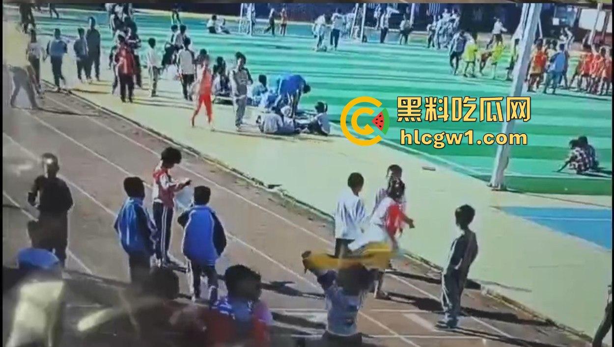 河北承德小学惊现暴力小萝莉！操场上猛踢同班男孩，下脚毫不留情，果然小小年纪就带劲！  第4张