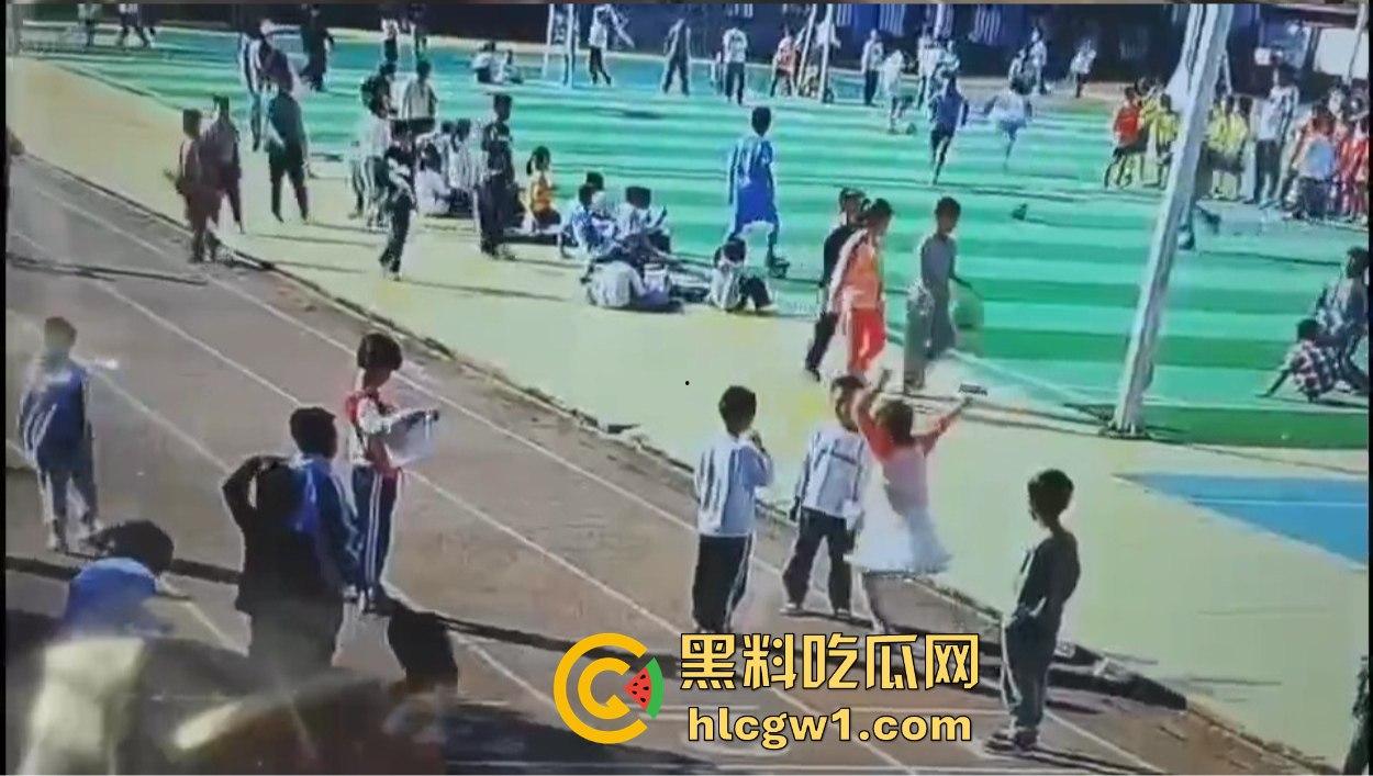 河北承德小学惊现暴力小萝莉！操场上猛踢同班男孩，下脚毫不留情，果然小小年纪就带劲！  第5张