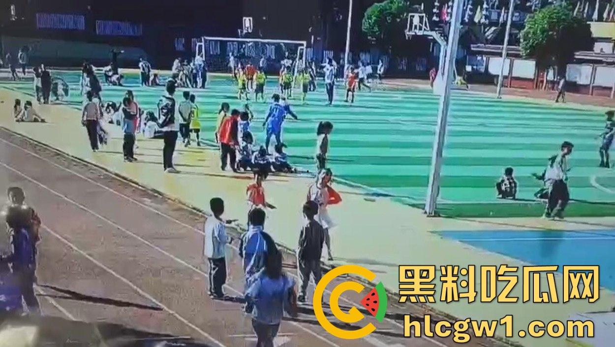 河北承德小学惊现暴力小萝莉！操场上猛踢同班男孩，下脚毫不留情，果然小小年纪就带劲！  第6张