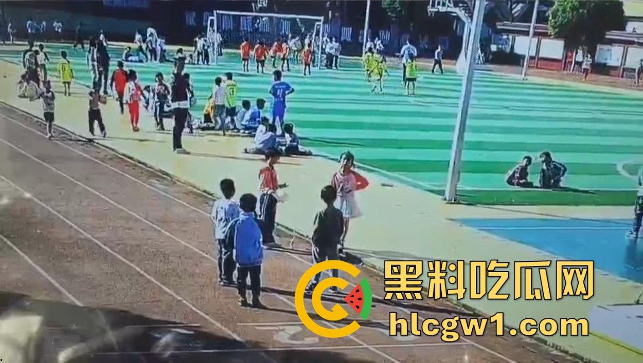 河北承德小学惊现暴力小萝莉！操场上猛踢同班男孩，下脚毫不留情，果然小小年纪就带劲！  第7张