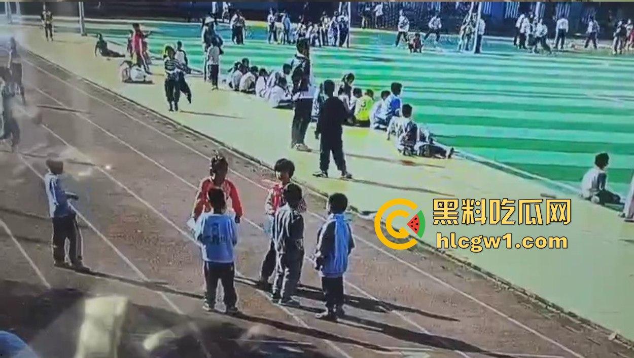 河北承德小学惊现暴力小萝莉！操场上猛踢同班男孩，下脚毫不留情，果然小小年纪就带劲！  第8张