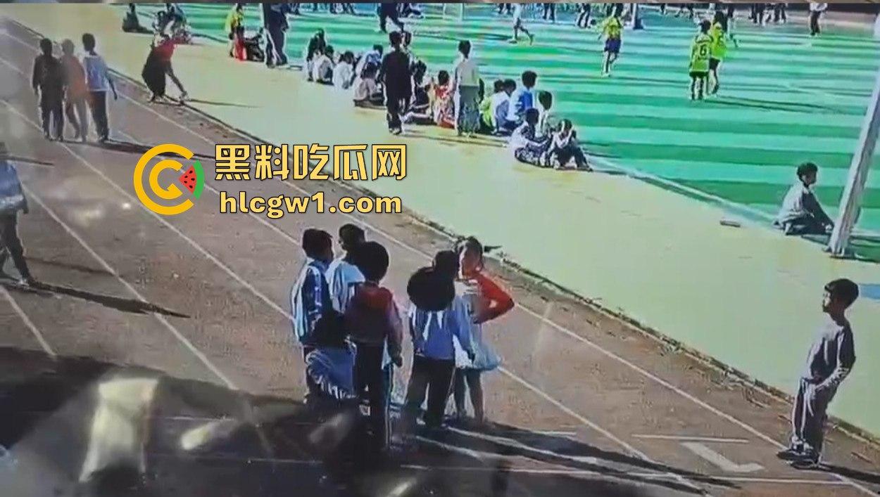 河北承德小学惊现暴力小萝莉！操场上猛踢同班男孩，下脚毫不留情，果然小小年纪就带劲！  第9张