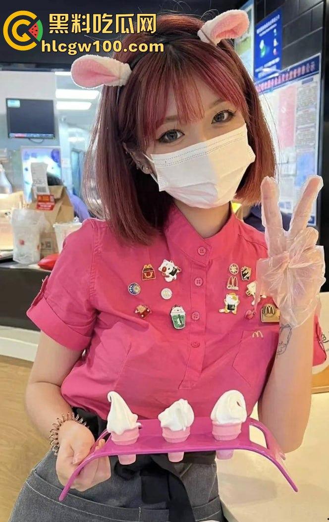 广州白云区万达广场麦当劳学妹大瓜爆出，黑丝美腿随便撩，落地窗前趴着嗲叫，硬是把汉堡制服变成情趣用品！  第10张