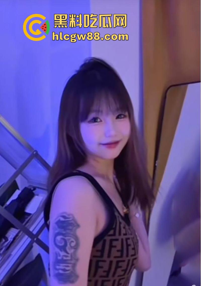 抖音高颜值网红【炒河粉】极品身材性感嫩妹 贫乳长腿可爱诱人 大尺度全裸私拍流出  第2张