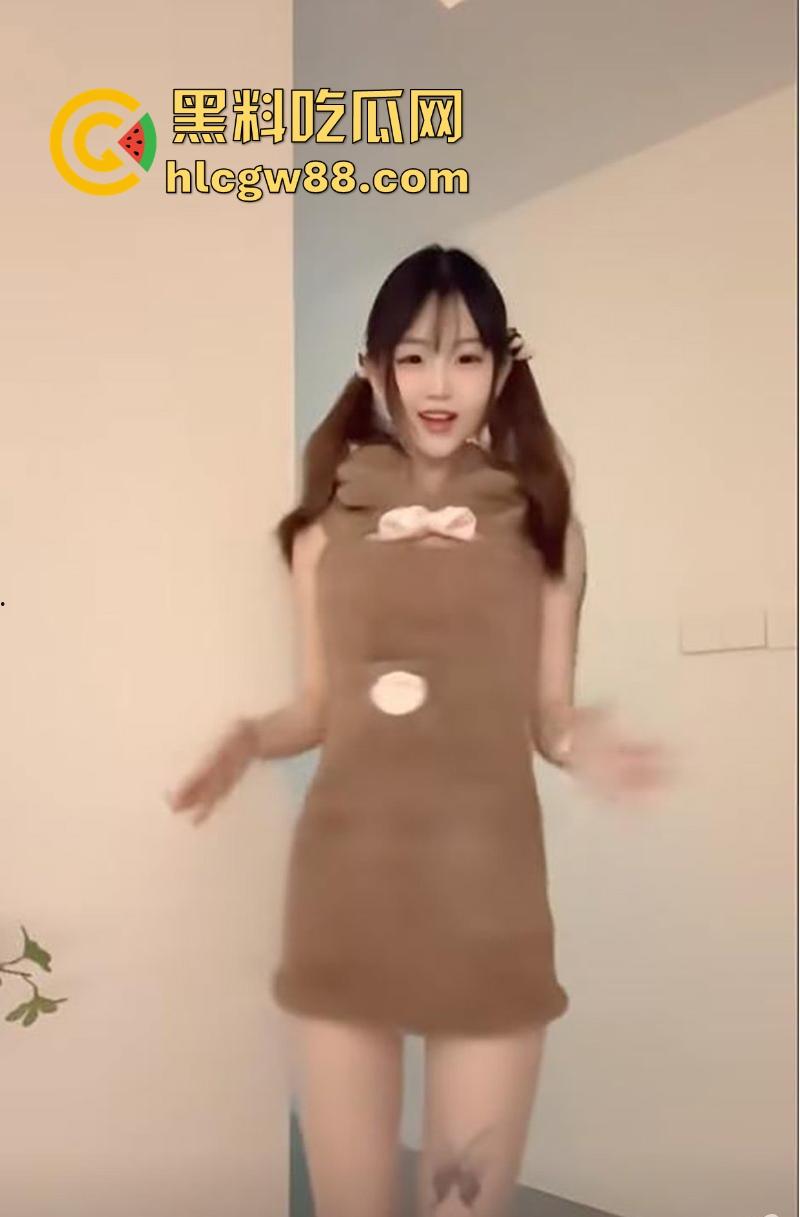 抖音高颜值网红【炒河粉】极品身材性感嫩妹 贫乳长腿可爱诱人 大尺度全裸私拍流出  第4张