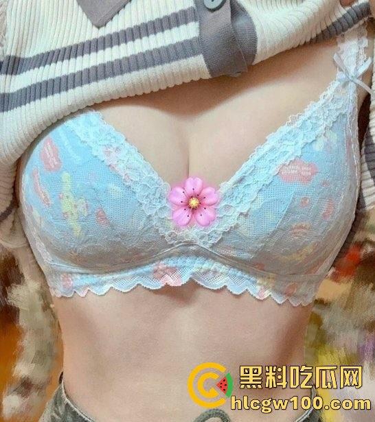 广州白云区万达广场麦当劳学妹大瓜爆出，黑丝美腿随便撩，落地窗前趴着嗲叫，硬是把汉堡制服变成情趣用品！  第17张