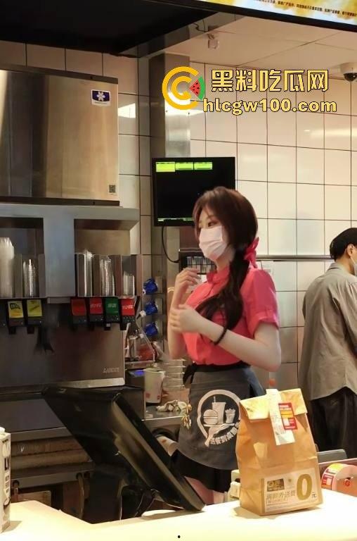 广州白云区万达广场麦当劳学妹大瓜爆出，黑丝美腿随便撩，落地窗前趴着嗲叫，硬是把汉堡制服变成情趣用品！  第18张