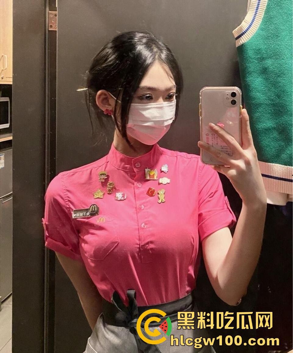 广州白云区万达广场麦当劳学妹大瓜爆出，黑丝美腿随便撩，落地窗前趴着嗲叫，硬是把汉堡制服变成情趣用品！  第21张